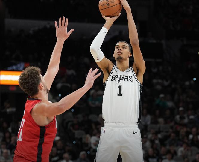 hth-若得8+3控卫，火箭中锋短板迎刃而解？阿门重回4号位，斯通精明