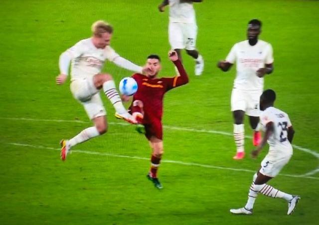 1635728322459017507.jpg 穆里尼奥:评裁判就会停赛 中卫:房子大点球遭漏判